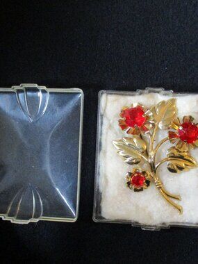 Vintage large beautiful gold tone metal brooch cherry red rhinestones